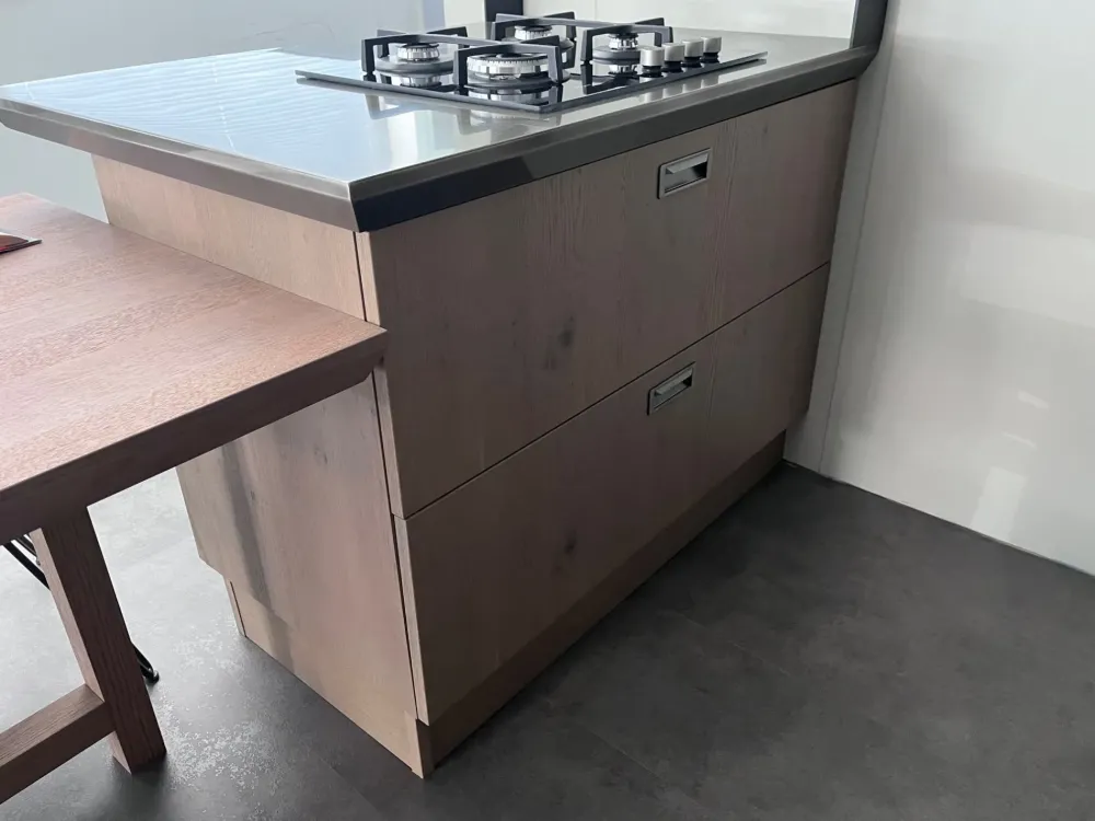 Cucina con penisola in legno a prezzo scontato 45%^Scavolini Hot