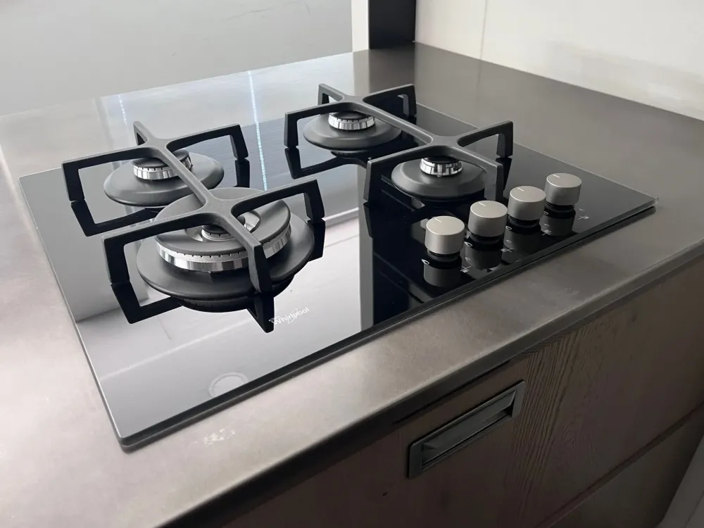 Cucina con penisola in legno a prezzo scontato 45%^Scavolini Hot