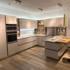 Cucina con penisola in vetro modello Riflex ad un prezzo riservato^Veneta Cucine Outlet
