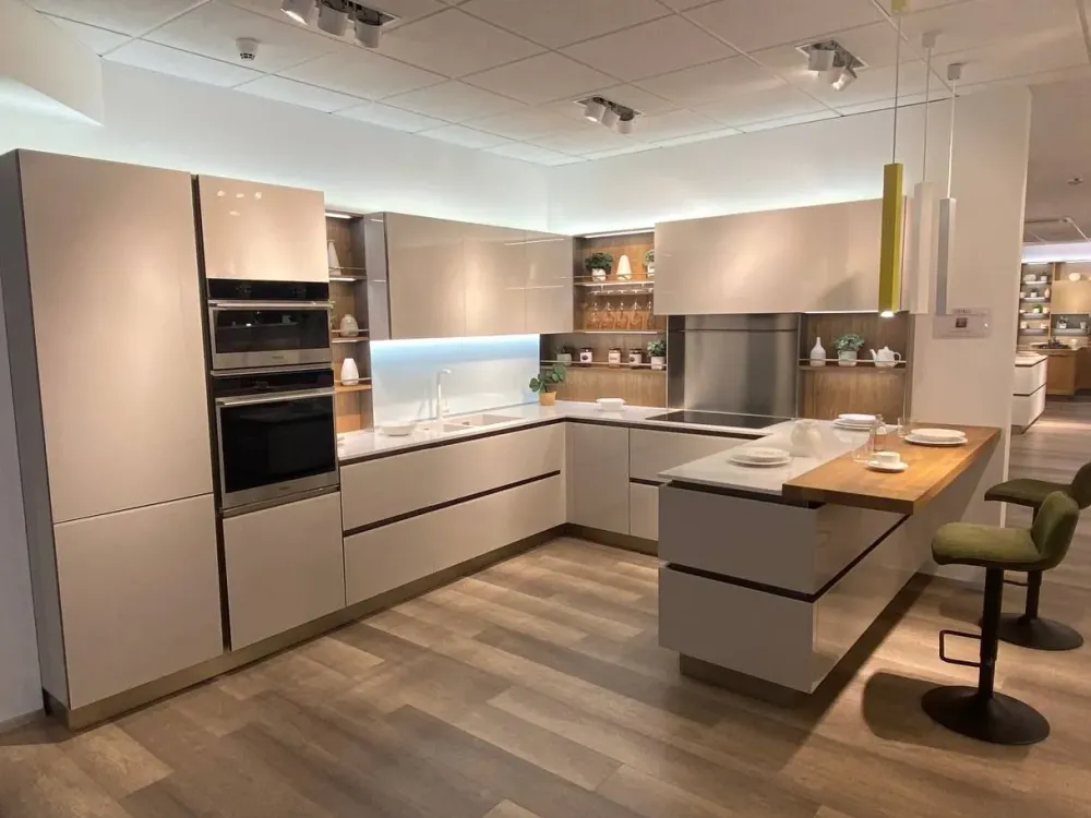 Cucina con penisola in vetro modello Riflex ad un prezzo riservato^Veneta Cucine Outlet