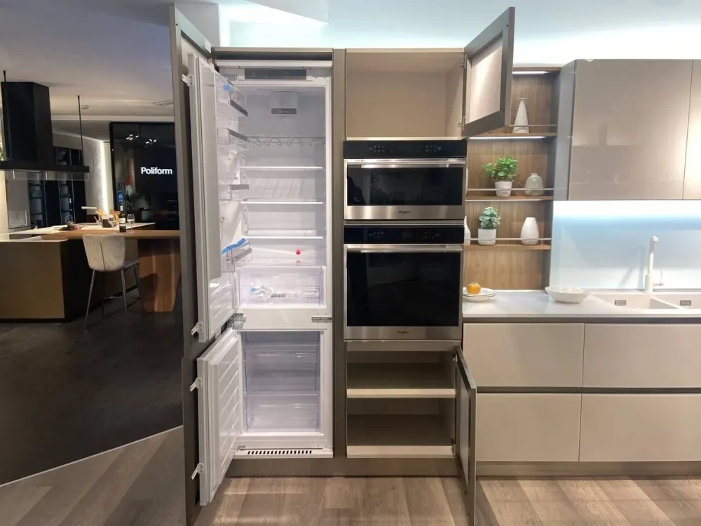 Cucina con penisola in vetro modello Riflex ad un prezzo riservato^Veneta Cucine Outlet