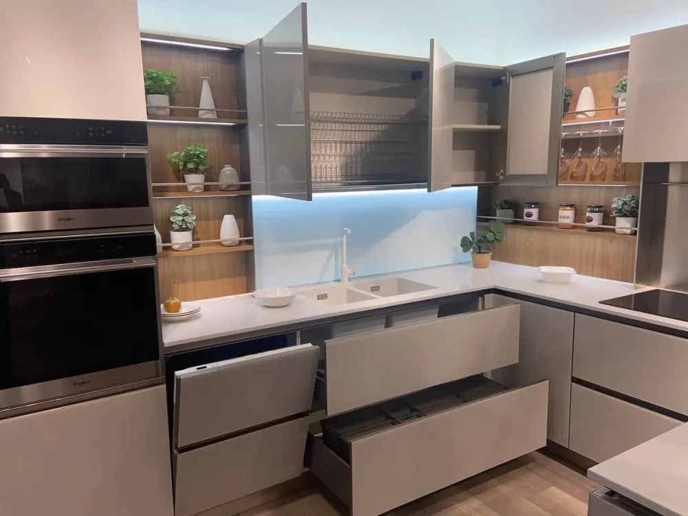 Cucina con penisola in vetro modello Riflex ad un prezzo riservato^Veneta Cucine Outlet