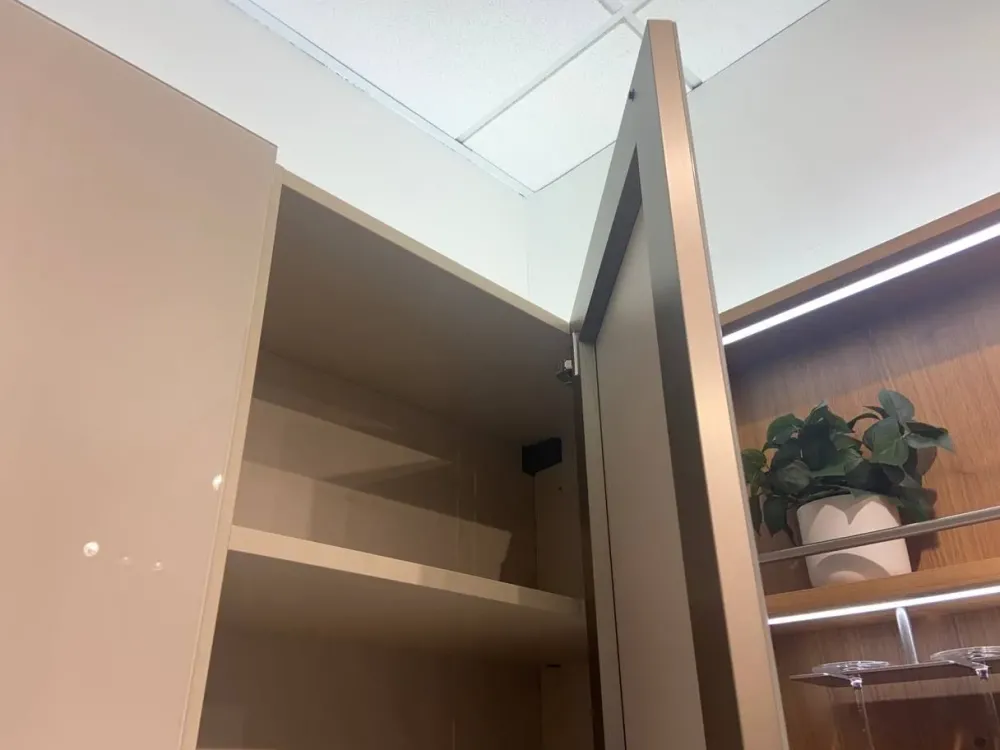 Cucina con penisola in vetro modello Riflex ad un prezzo riservato^Veneta Cucine Outlet