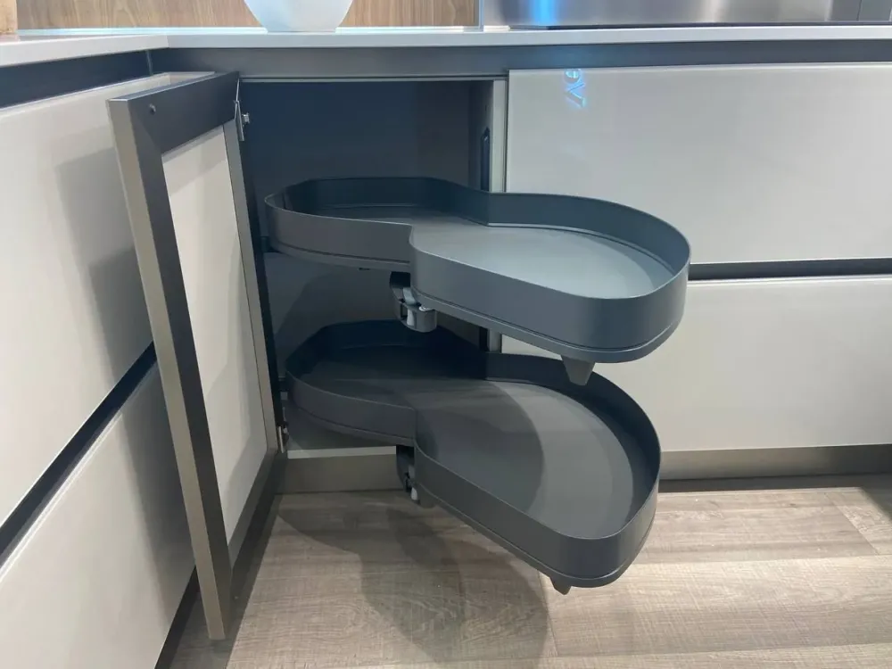 Cucina con penisola in vetro modello Riflex ad un prezzo riservato^Veneta Cucine Outlet