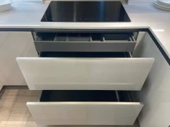 Cucina con penisola in vetro modello Riflex ad un prezzo riservato^Veneta Cucine Outlet