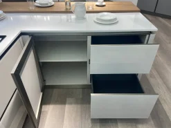 Cucina con penisola in vetro modello Riflex ad un prezzo riservato^Veneta Cucine Outlet
