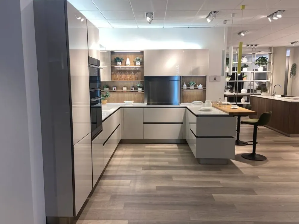 Cucina con penisola in vetro modello Riflex ad un prezzo riservato^Veneta Cucine Outlet