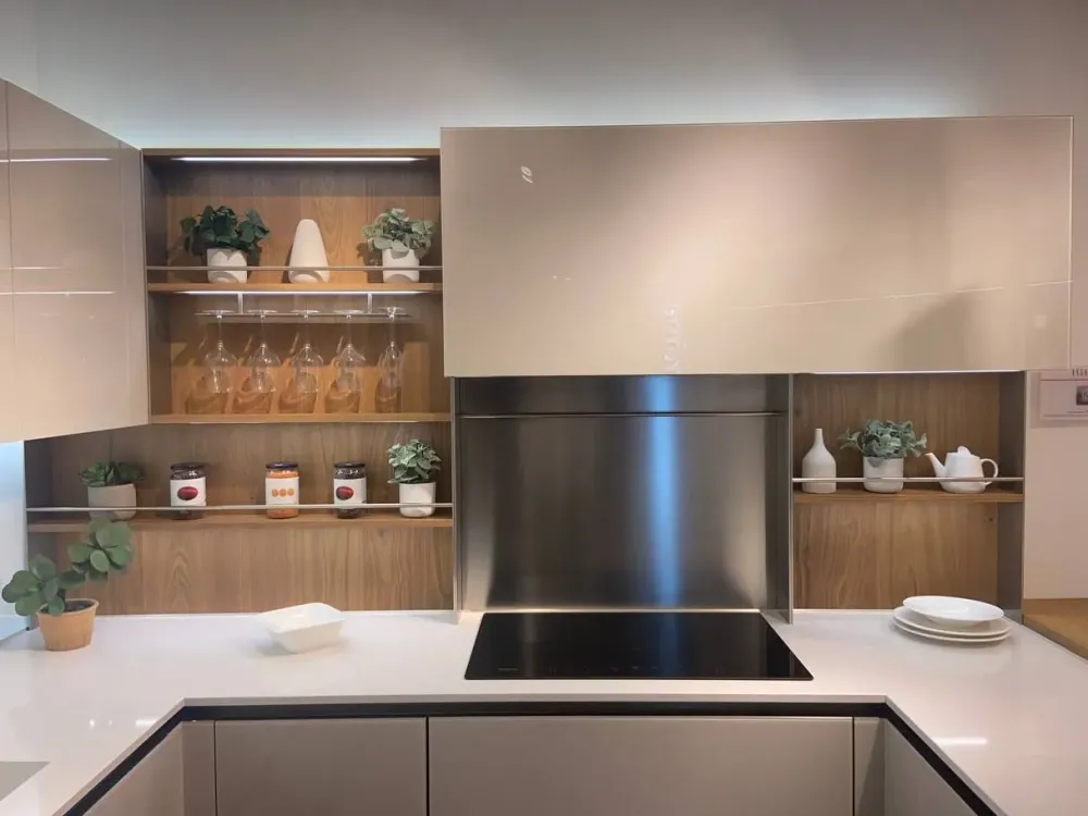 Cucina con penisola in vetro modello Riflex ad un prezzo riservato^Veneta Cucine Outlet