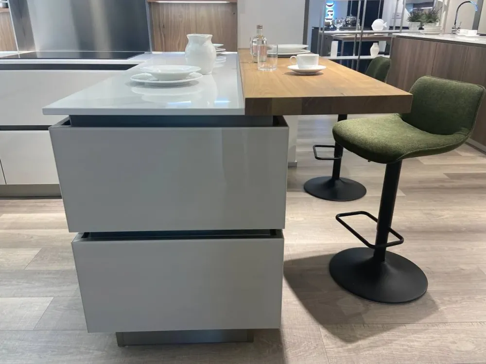 Cucina con penisola in vetro modello Riflex ad un prezzo riservato^Veneta Cucine Outlet