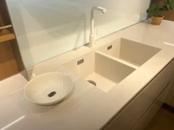 Cucina con penisola in vetro modello Riflex ad un prezzo riservato^Veneta Cucine Outlet