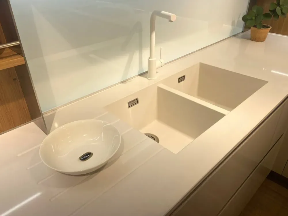 Cucina con penisola in vetro modello Riflex ad un prezzo riservato^Veneta Cucine Outlet