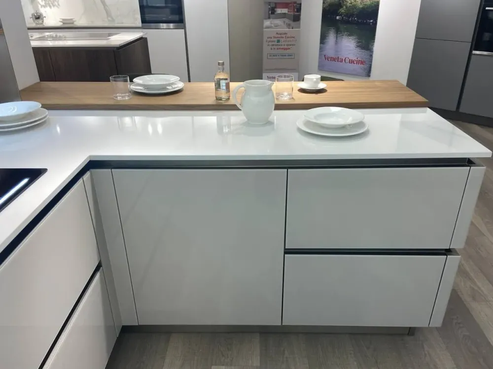 Cucina con penisola in vetro modello Riflex ad un prezzo riservato^Veneta Cucine Outlet