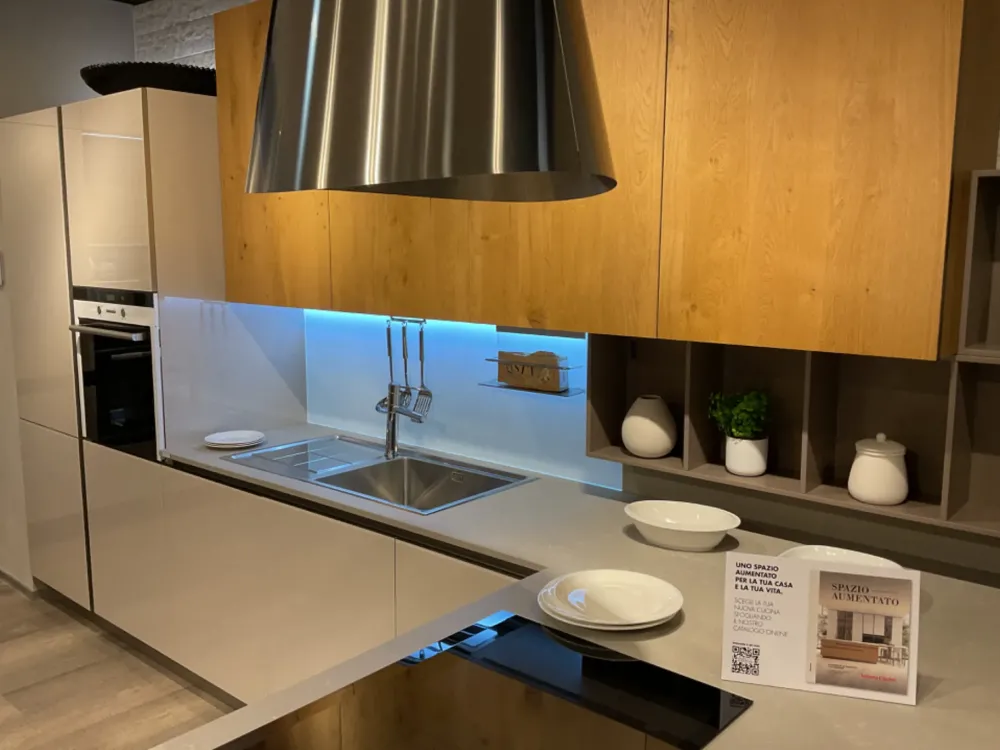 Cucina con penisola in vetro a prezzo ribassato 50%^Veneta Cucine Hot