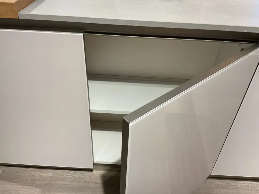 Cucina con penisola in vetro a prezzo ribassato 50%^Veneta Cucine Hot