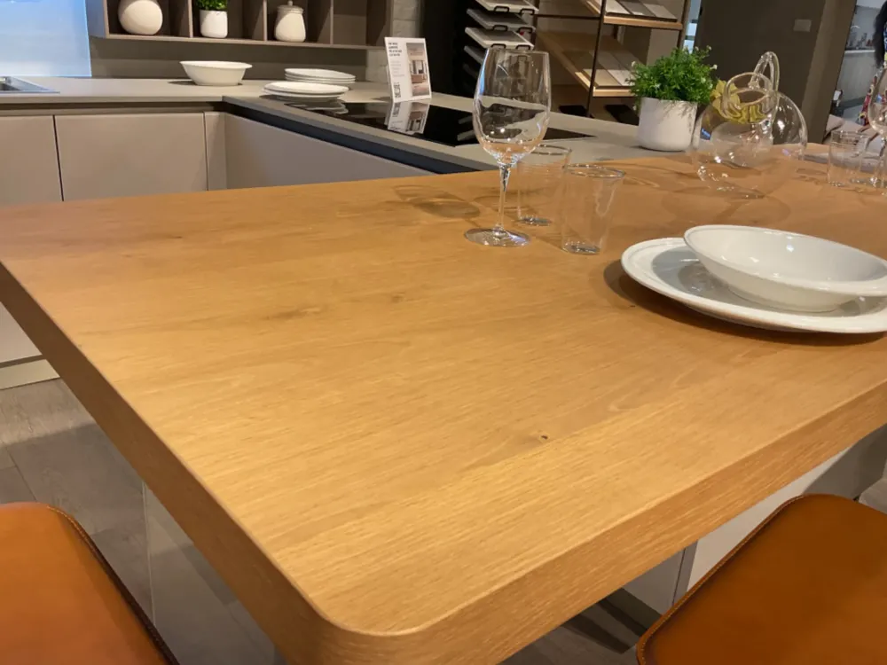 Cucina con penisola in vetro a prezzo ribassato 50%^Veneta Cucine Hot