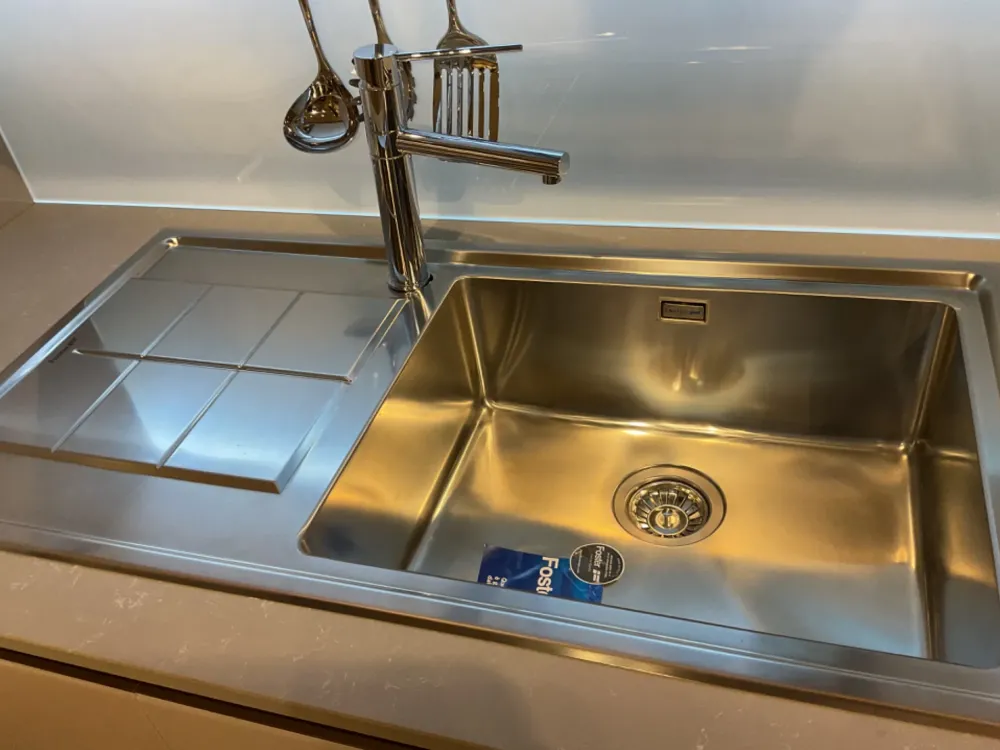 Cucina con penisola in vetro a prezzo ribassato 50%^Veneta Cucine Hot