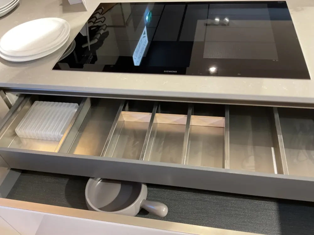 Cucina con penisola in vetro a prezzo ribassato 50%^Veneta Cucine Hot