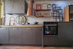 Cucina Cucina industrial con paino legno e ante effetto iron steel con colonne   di in Offerta Outlet -46%^Outlet Etnico Online