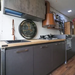 Cucina Cucina industrial con paino legno e ante effetto iron steel con colonne   di in Offerta Outlet -46%^Outlet Etnico Online