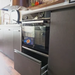 Cucina Cucina industrial con paino legno e ante effetto iron steel con colonne   di in Offerta Outlet -46%^Outlet Etnico Online