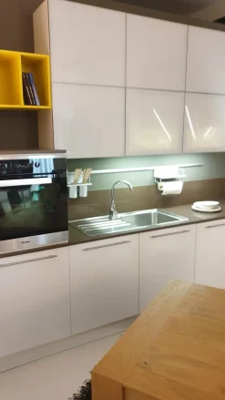 Cucina moderna ad angolo bianca in laccato lucido Bianca laccata^Cucinesse Best