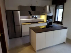 Cucina moderna con isola bianca in laccata opaco Flay Cucine Ad Isola|Cucine Moderne