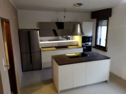 Cucina moderna con isola bianca in laccata opaco Flay Cucine Ad Isola|Cucine Moderne