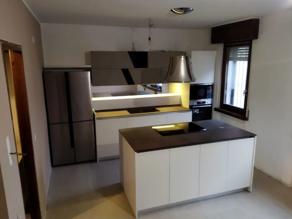 Cucina moderna con isola bianca in laccata opaco Flay Cucine Ad Isola|Cucine Moderne