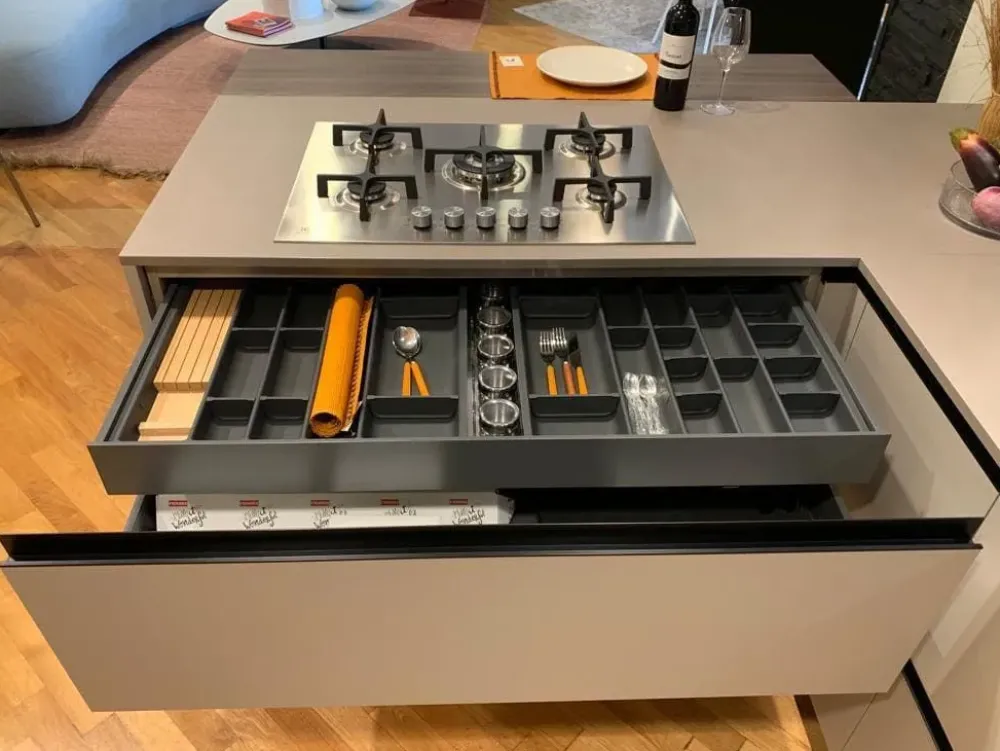 Cucina design con penisola tortora in laccata Lain pro^Euromobil Sale