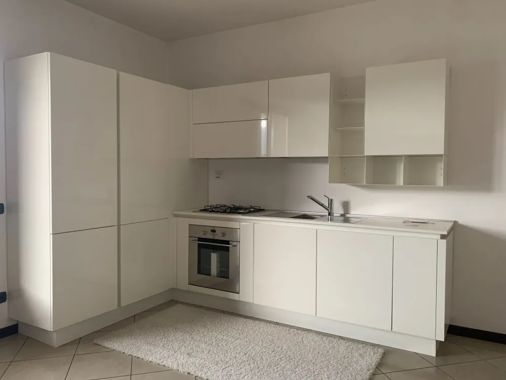 Cucina moderna ad angolo bianca in polimerico lucido Filoescape^Euromobil Online