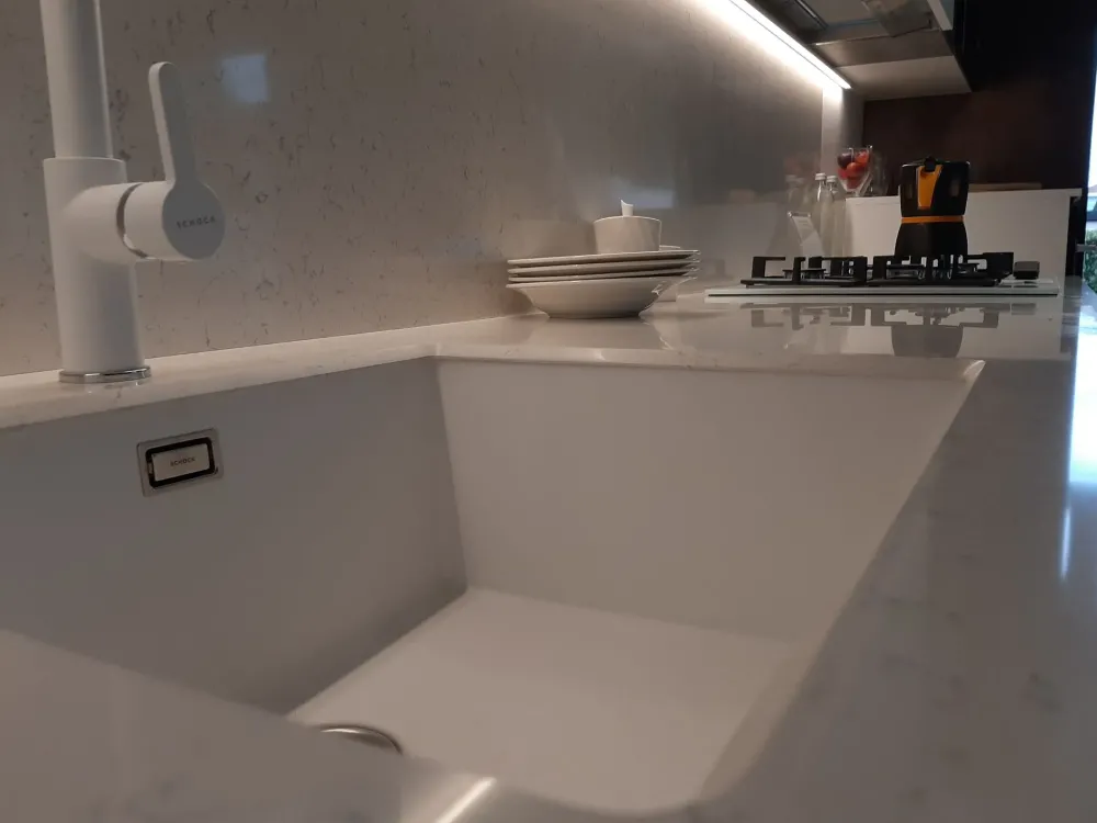 Hot Cucina Frighetto moderna lineare bianca in melaminico Time. Estetica e funzionalità. Cucine Lineari|Cucine Moderne