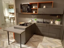 Cucina grigia moderna con penisola Creativa scontata^Lube Cucine Online