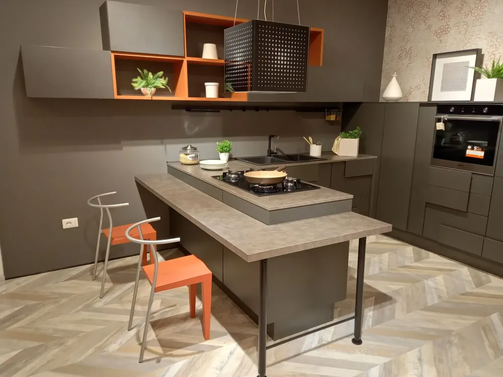 Cucina grigia moderna con penisola Creativa scontata^Lube Cucine Online
