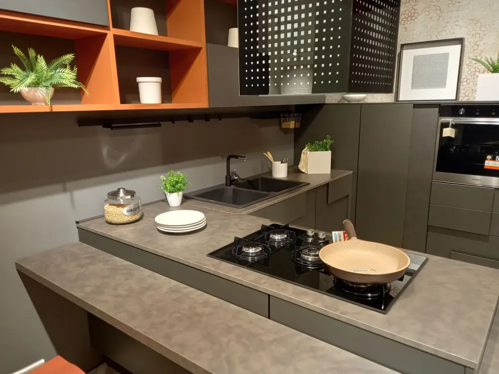 Cucina grigia moderna con penisola Creativa scontata^Lube Cucine Online