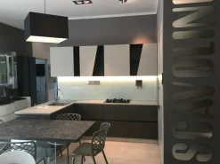 Cucina grigia moderna con penisola Qi scontata^Scavolini Online