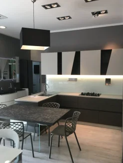 Cucina grigia moderna con penisola Qi scontata^Scavolini Online