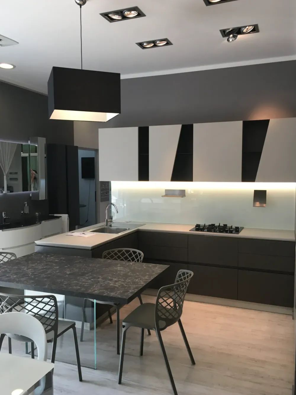 Cucina grigia moderna con penisola Qi scontata^Scavolini Online