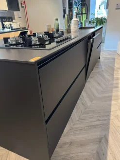 Cucina Infinity design antracite con isola scontata 45%^Stosa New