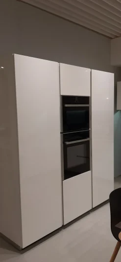 Cucina Light moderna bianca con penisola scontata 50%^Modulnova Hot