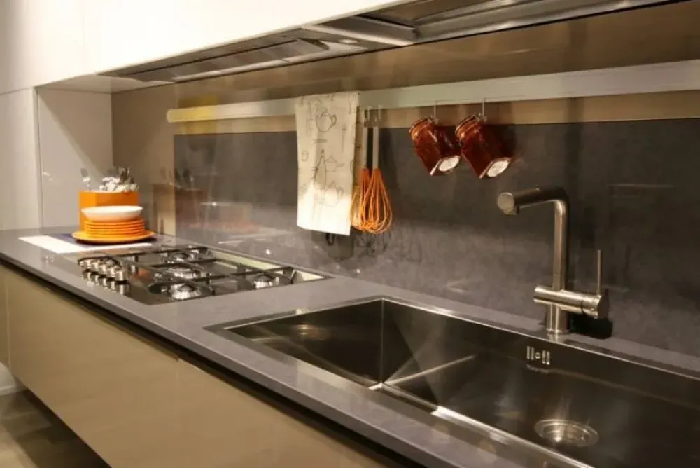 Cucina lineare design Brava laccata a prezzo scontato^Lube Cucine Discount