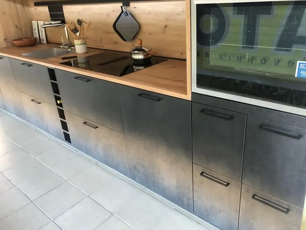 Cucina lineare in hpl grigio Wood a prezzo ribassato^Haecker Cucine Online