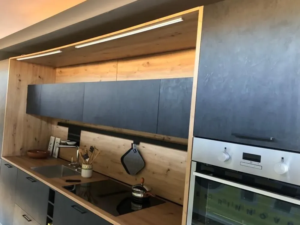 Cucina lineare in hpl grigio Wood a prezzo ribassato^Haecker Cucine Online