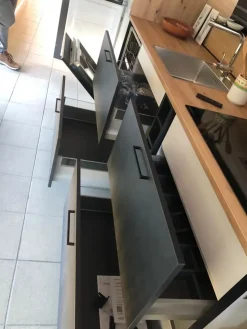 Cucina lineare in hpl grigio Wood a prezzo ribassato^Haecker Cucine Online