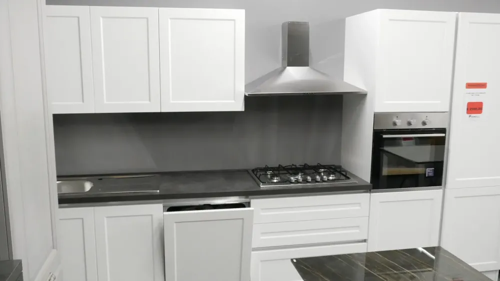 Sale Cucina lineare in laminato materico bianca Dora a prezzo ribassato Cucine Lineari|Cucine Moderne