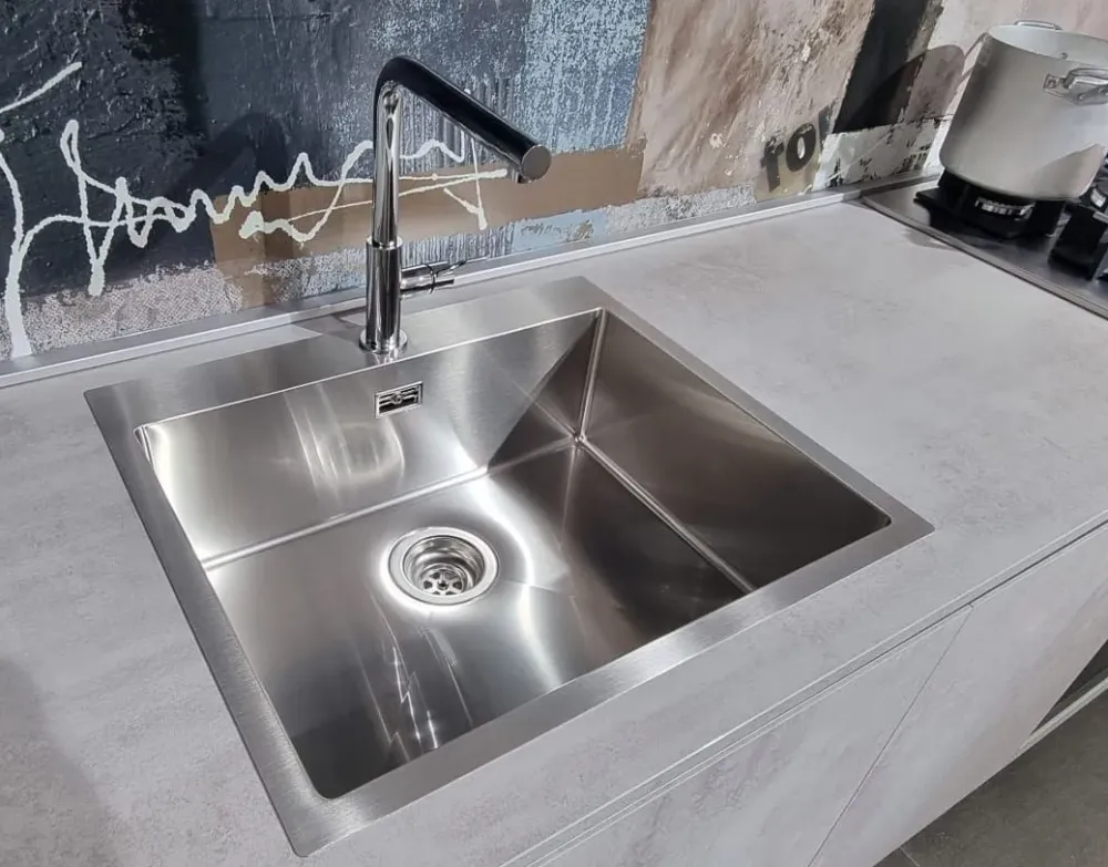 Cucina lineare in laminato materico altri colori Infinity maniglia grip a prezzo ribassato^Stosa New