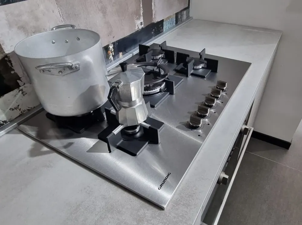 Cucina lineare in laminato materico altri colori Infinity maniglia grip a prezzo ribassato^Stosa New