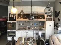 New Cucina lineare in legno bianca mod. nolita con scala a prezzo scontato Cucine Lineari