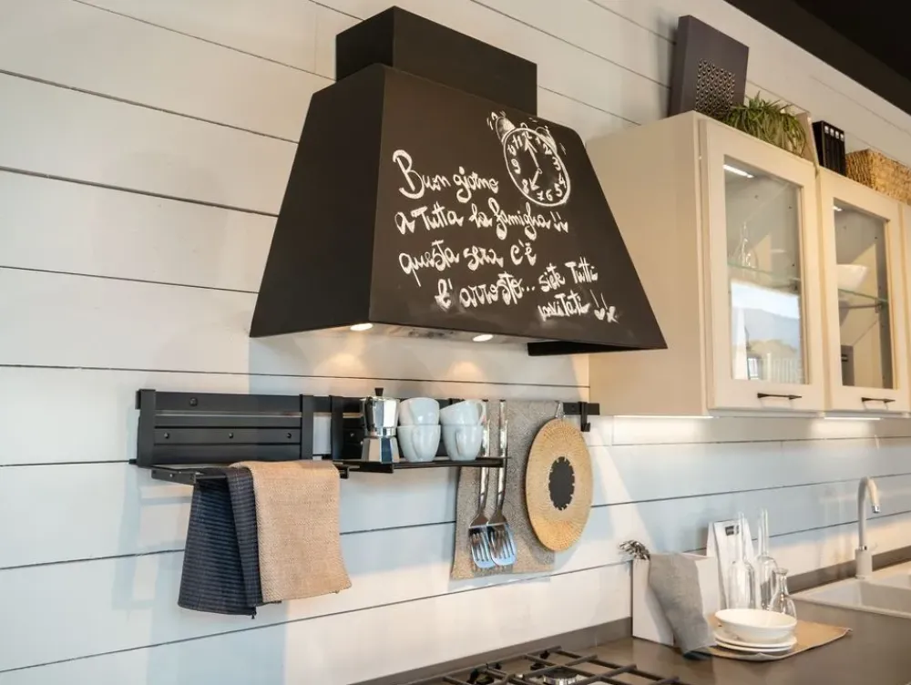 Cucina lineare in legno bianca Provenza a prezzo ribassato^Lube Cucine Hot