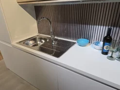 Artigianale Cucina lineare in polimerico opaco bianca Kjelly a prezzo ribassato- Cucine Lineari|Cucine Moderne
