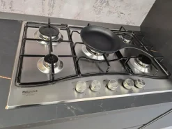 Cucina lineare in polimerico opaco grigia Yaris a prezzo scontato^Kuadra Cucine Best